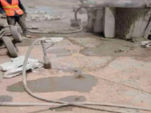 庄浪水泥混凝土路面板底注浆技术 路面脱空注浆整治方案